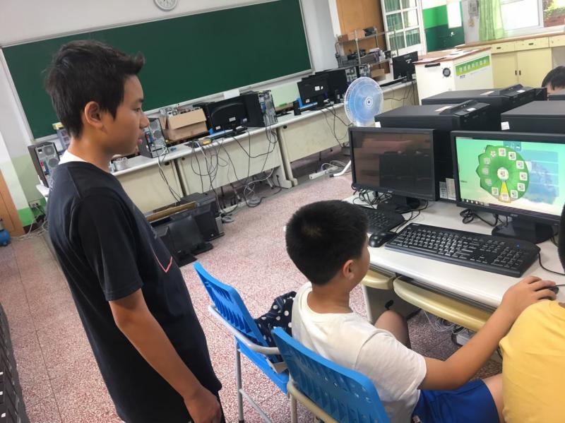 小助教幫忙學員解決卡關問題
