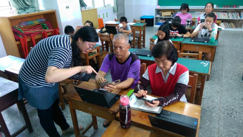 老師指導如何使用app