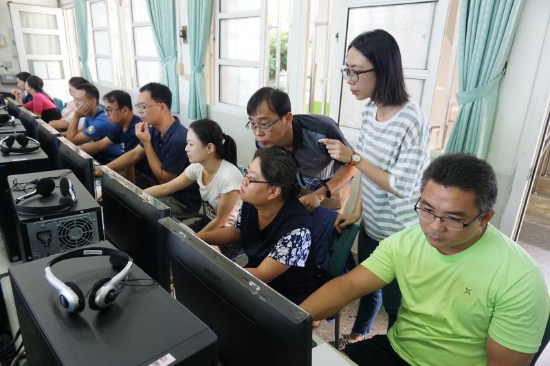 講師細心指導學員，阿嬤也很認真學習哦！