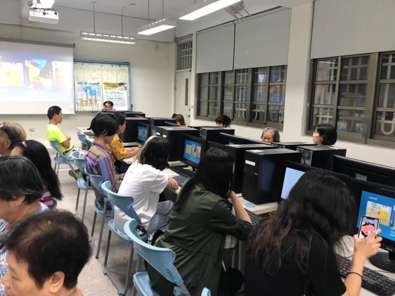 今天許多長者與 新住民都來聽老師的課，真的好熱鬧