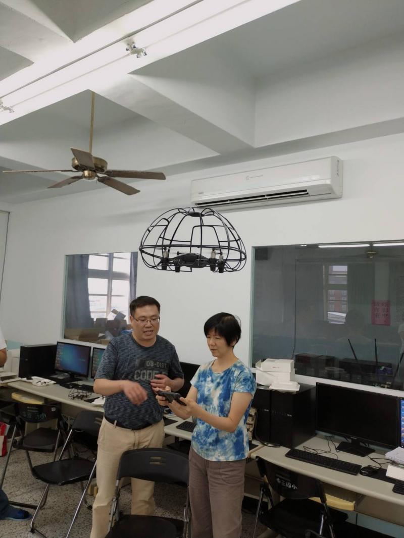 講師指導學員飛行操控