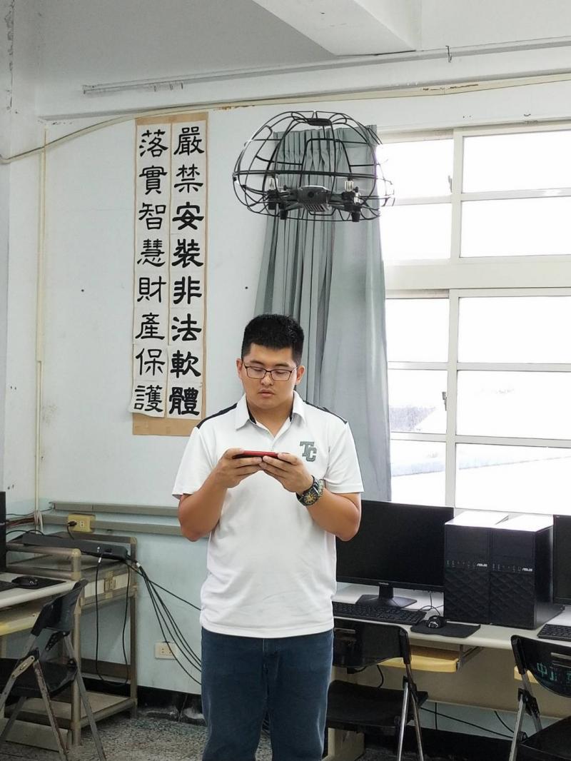 學員操控飛機