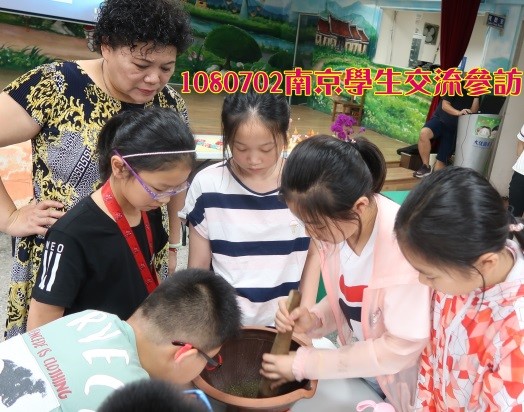 學生快樂學習製作客家美食-擂茶