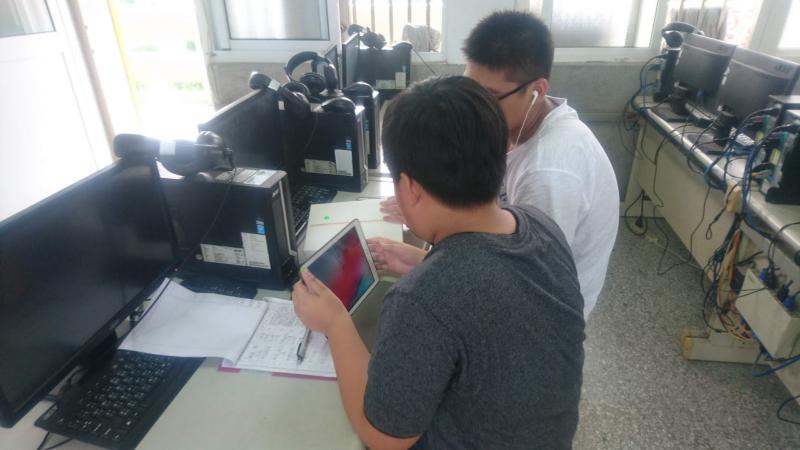 學生使用平板電腦一起討論完成作業