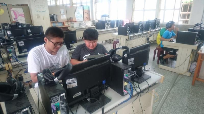 學生使用平板電腦一起討論完成作業