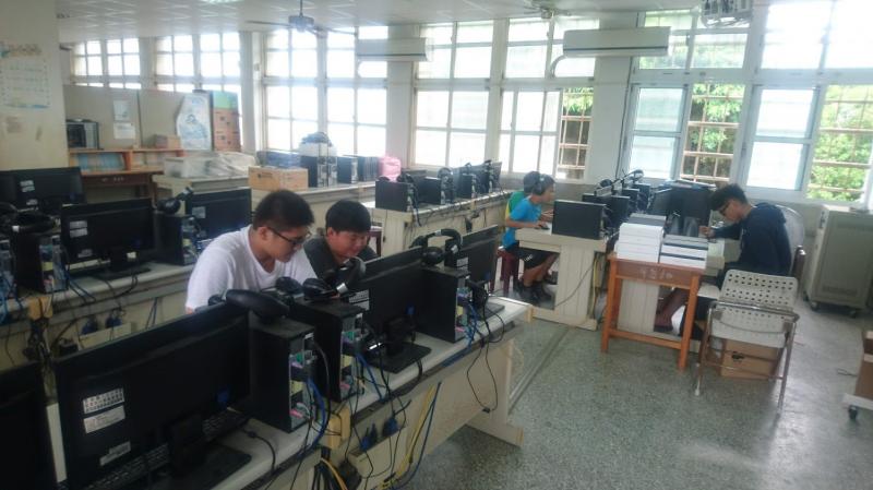 學生使用平板電腦一起討論完成作業