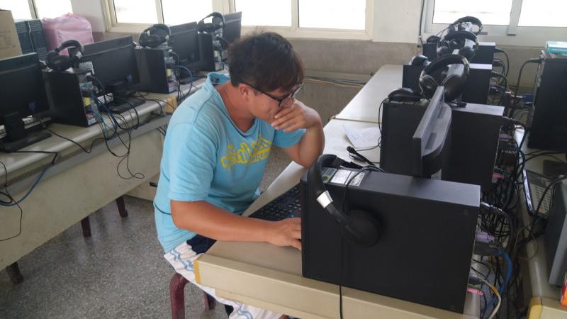 社區青年回鄉投入農作，利用學校社區資訊站自我學習。