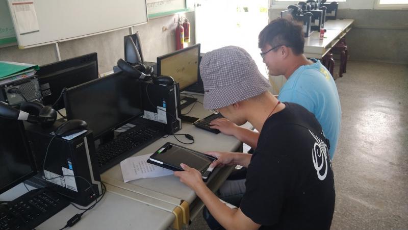 社區青年回鄉投入農作，利用學校社區資訊站自我學習。