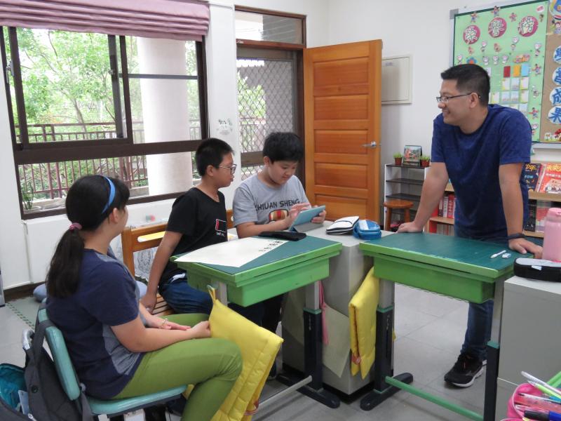 學生透過平板電腦查詢資料