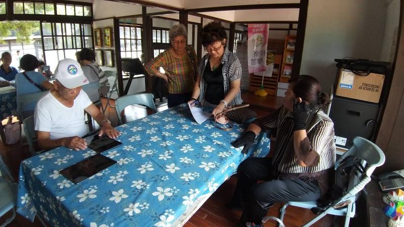 社區居民與遊客前來共襄盛舉敬師活動，也在日式建築裡頭使用平板，進一步接觸社區文化。