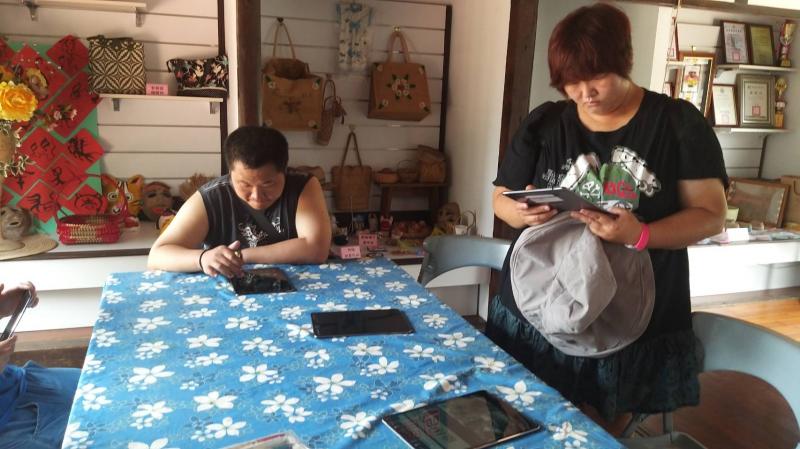 遊客使用平板進一步認識歷史建築的文化背景