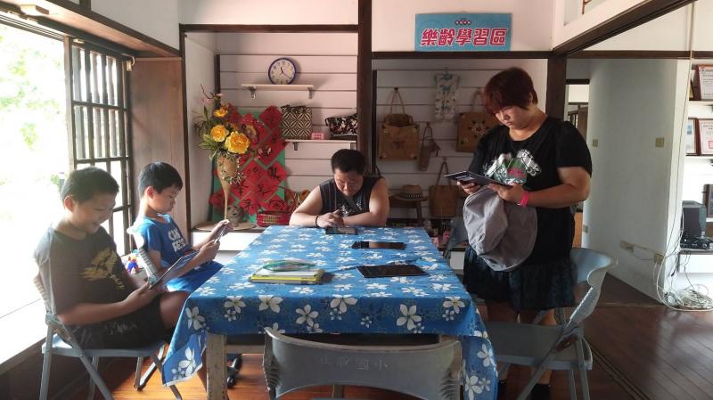 遊客使用平板進一步認識歷史建築的文化背景
