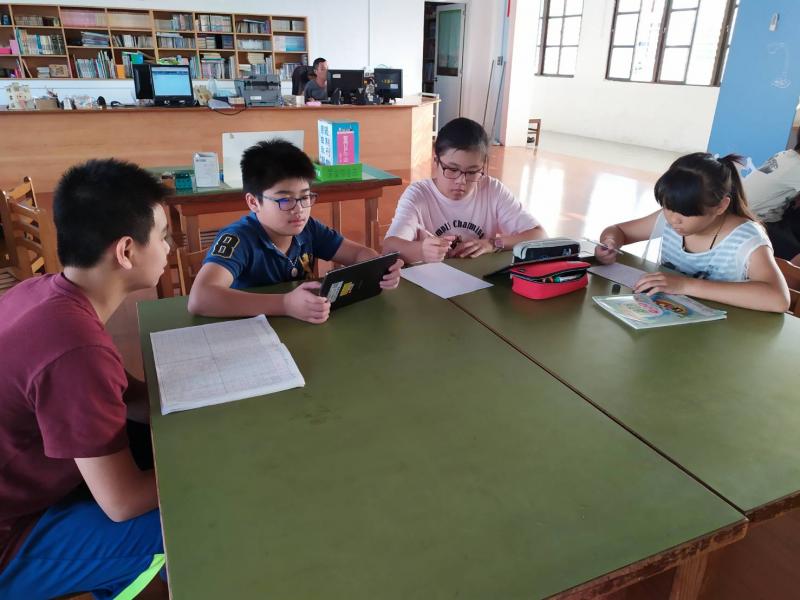 學生用平板蒐集資料、完成作業。