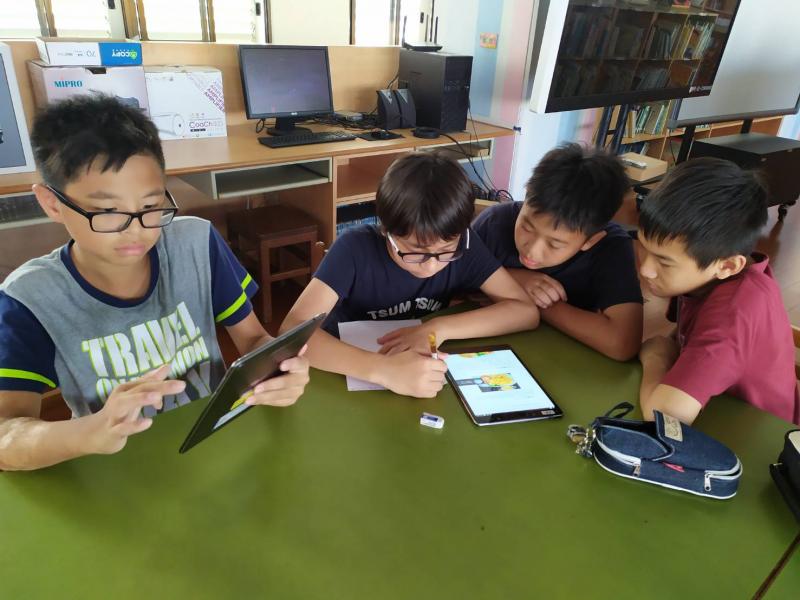 學生用平板蒐集資料、完成作業。
