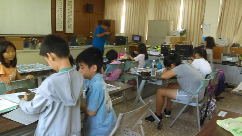 學生使用平板分享作品