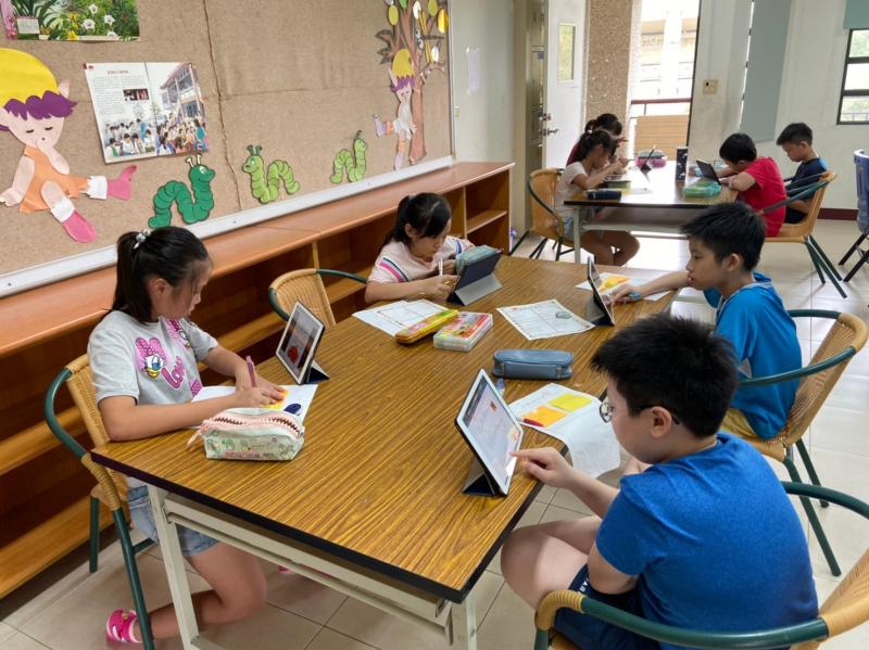 查資料、作筆記，學習蒐集統整規劃。