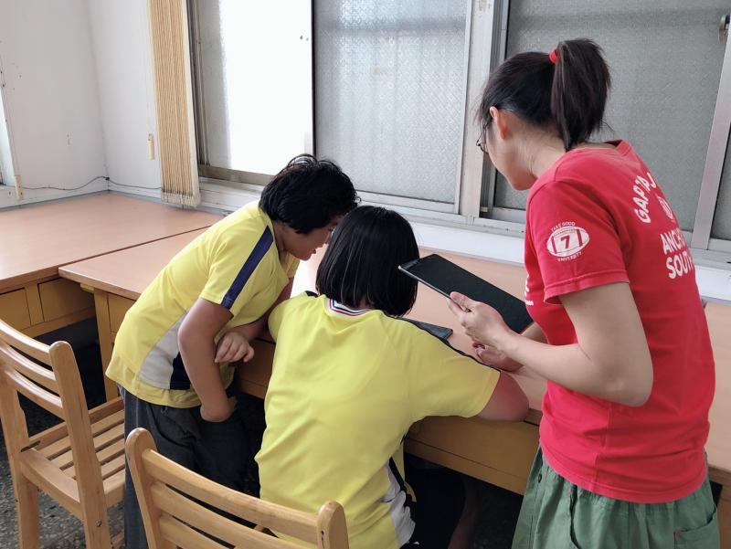 老師在旁引導