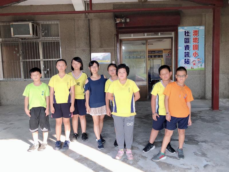 資訊站外合照
