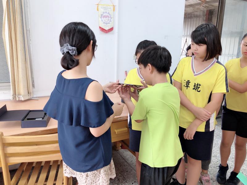 老師發平板電腦
