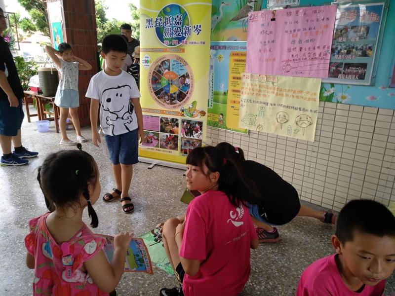 孩子擔任關主，解說規則。