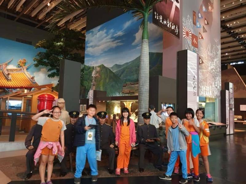 學生一邊執行「任務」， 一邊開心的在史博館內合影。