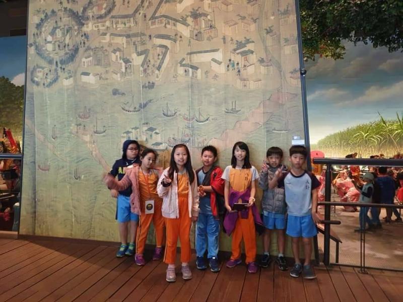學生一邊執行「任務」， 一邊開心的在史博館內合影。