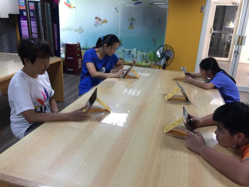 使用平板上網學習