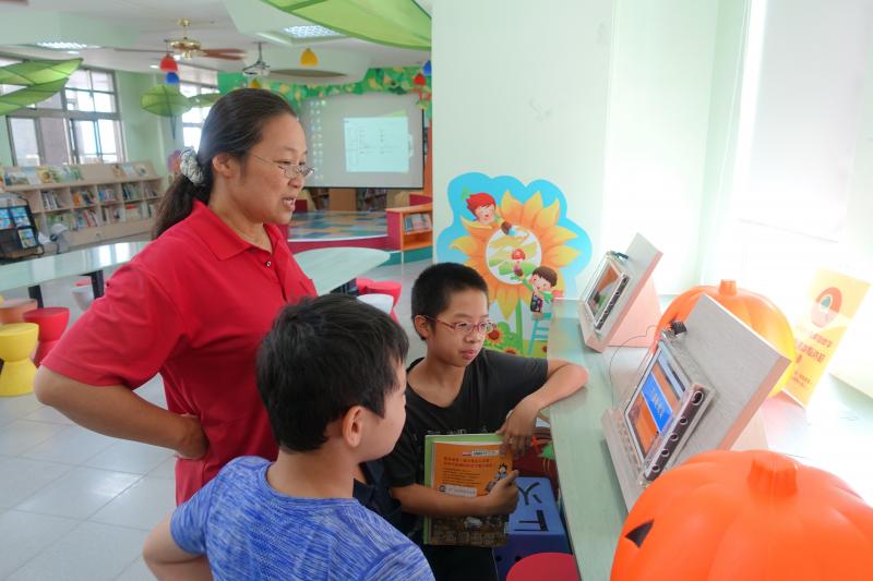 志工阿姨向孩子解說宣導影片