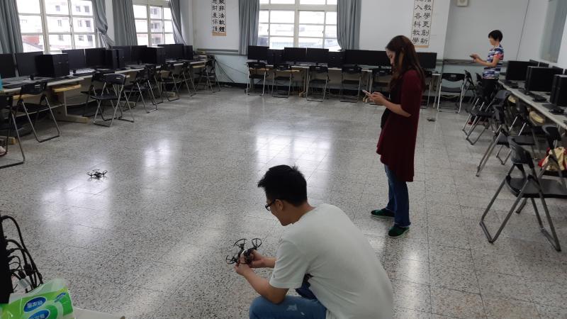 學員聚精會神專注練習
