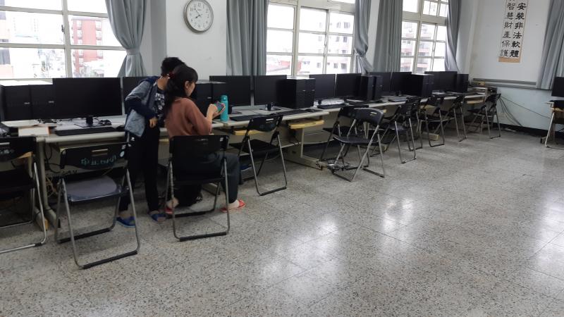 家長帶著小朋友參加今天的活動