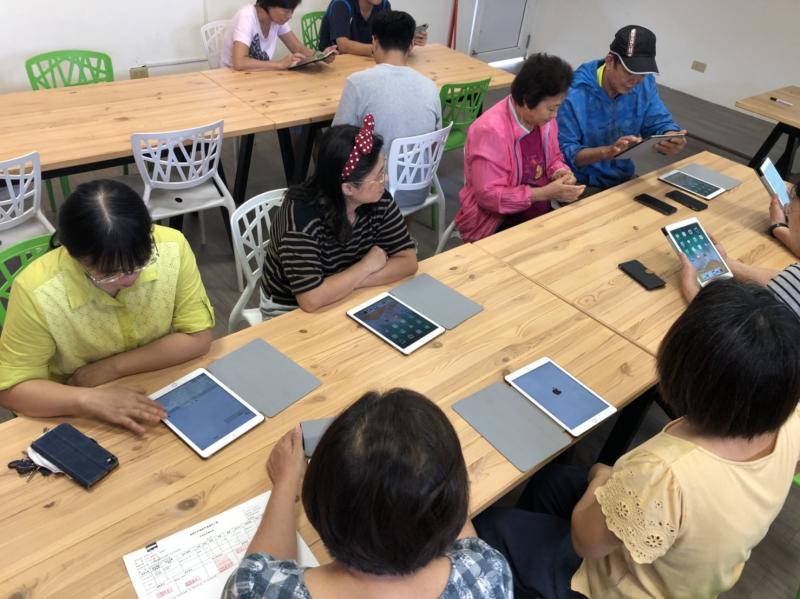 晚上社區民眾到資訊站用IPad