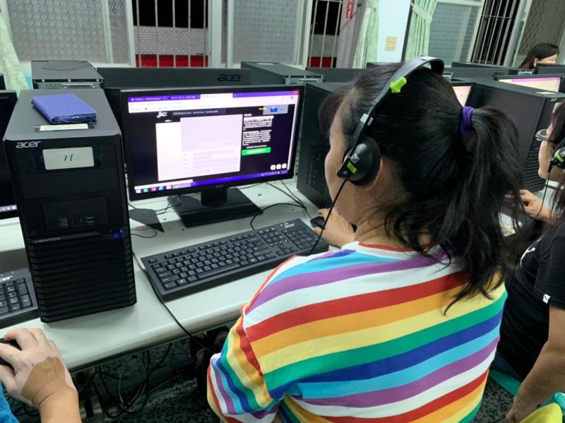 戴上耳機 學員們專心上課囉