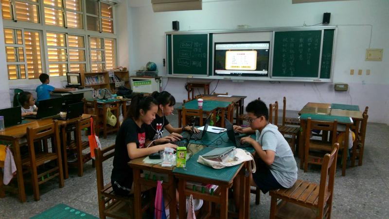 參加社區資訊站課程的學生