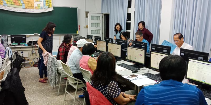 偶爾站起來走動走動、看看別人。