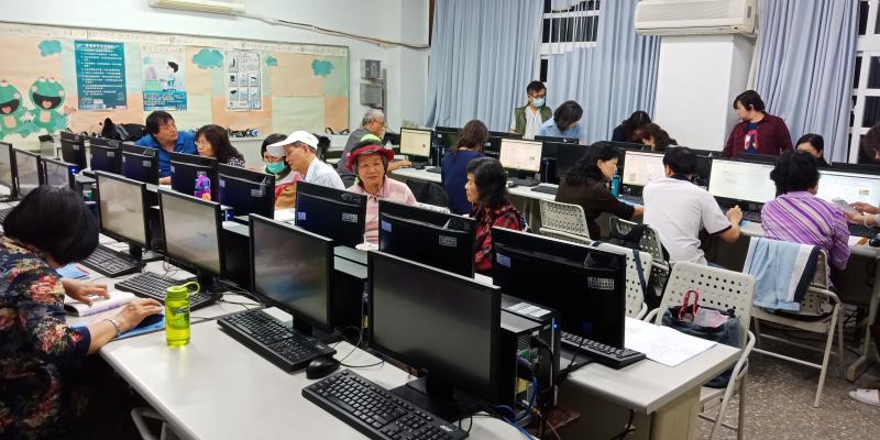大家都很專注、也很安靜，怕吵到別人。
