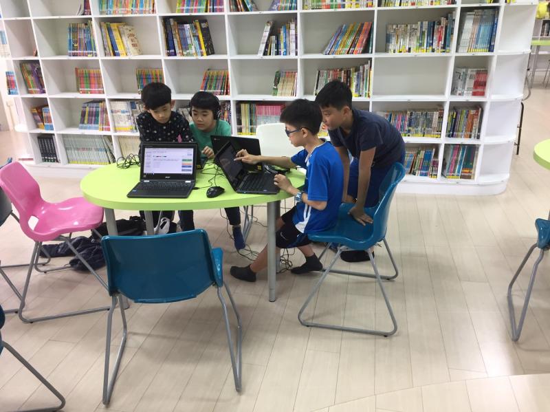與同學討論解決問題