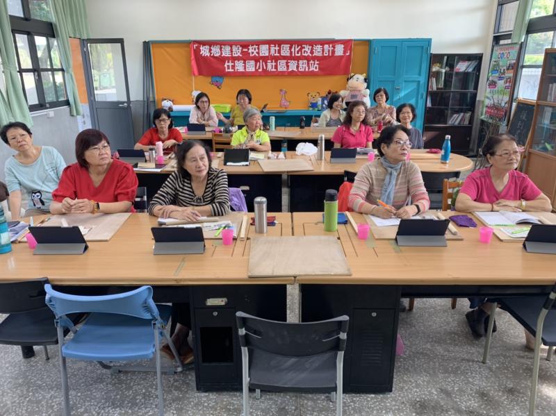 搭配樂齡課程(陶土課)善用資訊資源