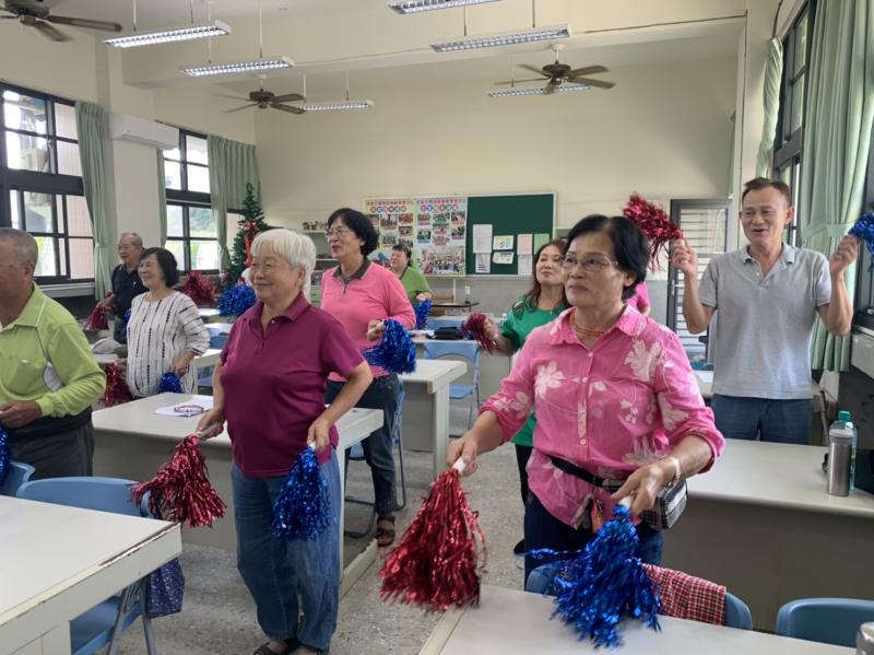 利用平板上網尋找舞曲-平板學了分解動作，開始動作結合囉
