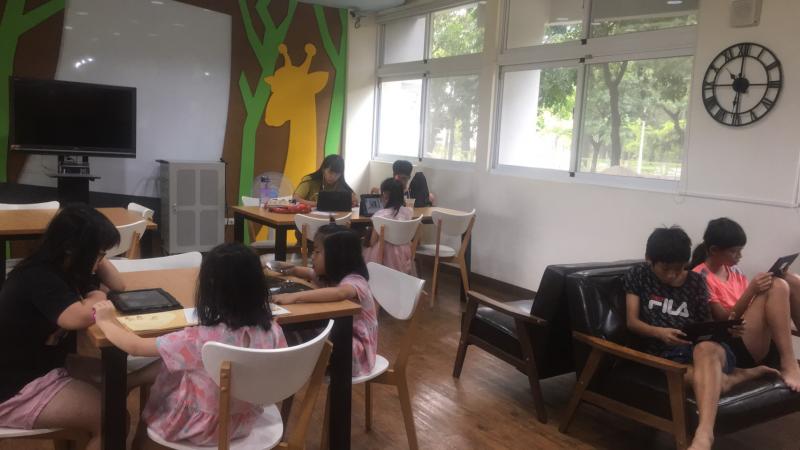 平板可以怎麼用？
上網、玩遊戲、寫功課.....都可以呦。