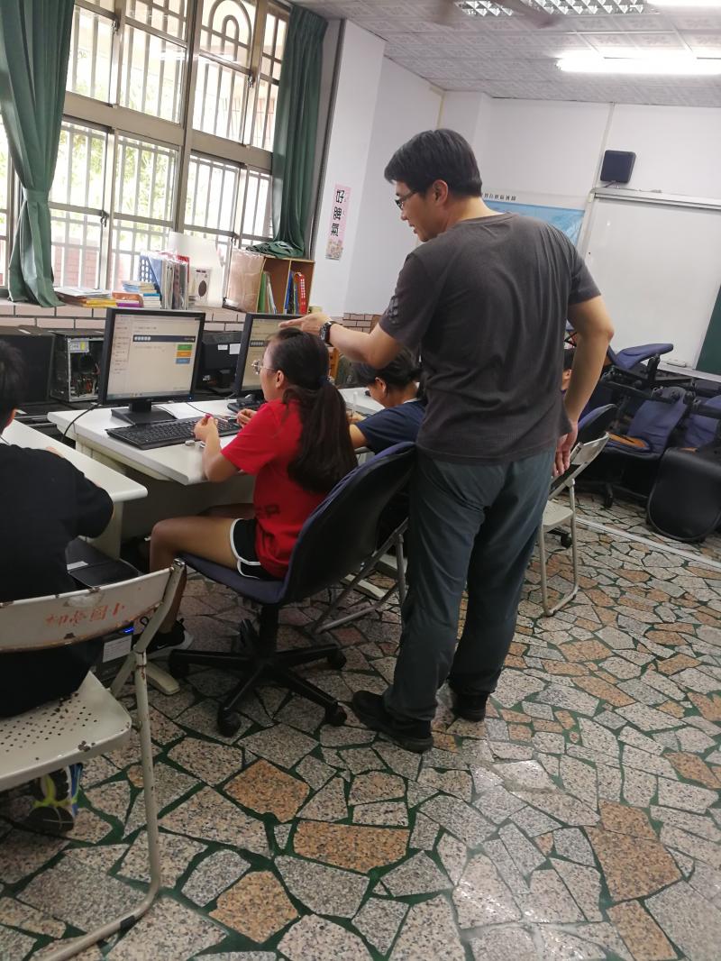 老師派了均一平台的作業不僅家長能跟孩子一起學習,也能提高孩子的學習意願更讓家長了解孩子學習的困難