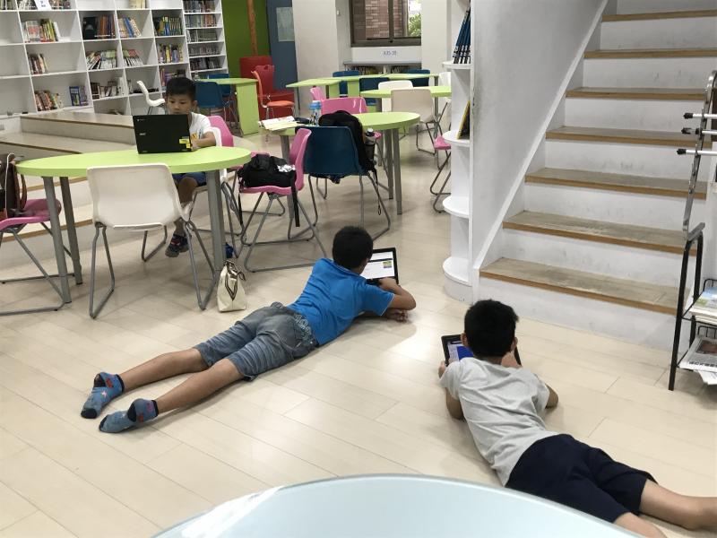 可以舒服的躺在地板上使用chromebook