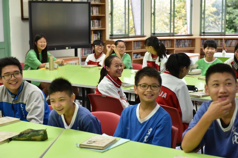 圖書館內聽老師說明如何查詢所需書籍