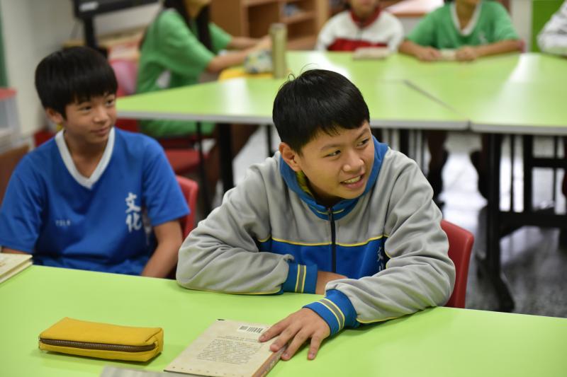 圖書館內聽老師說明如何查詢所需書籍
