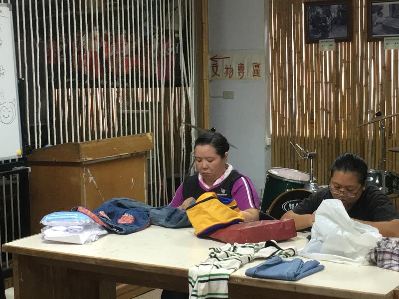 媽媽們在學裁縫