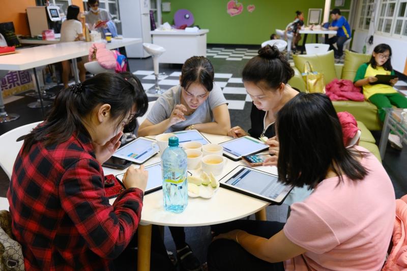 認真學習新知的新住民，透過老師引導，學習登入均一平台。