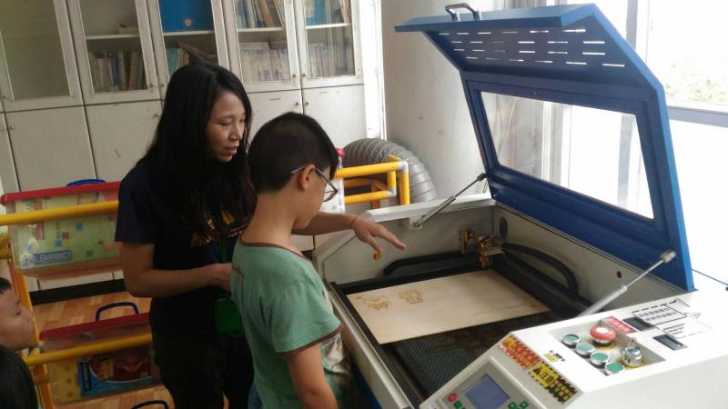 學生自行操作雷雕機