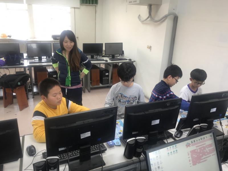 學生製作卡片過程