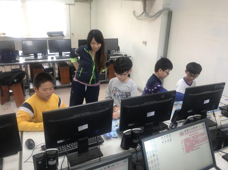 學生製作卡片過程
