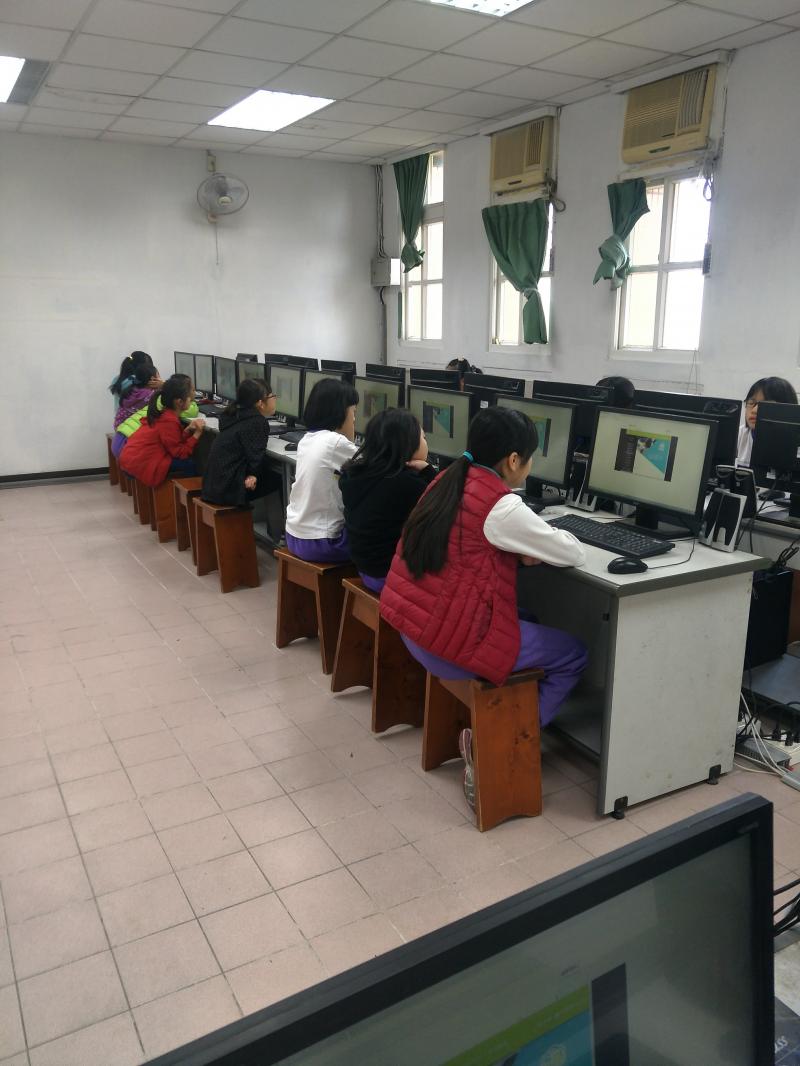 學生製作卡片過程