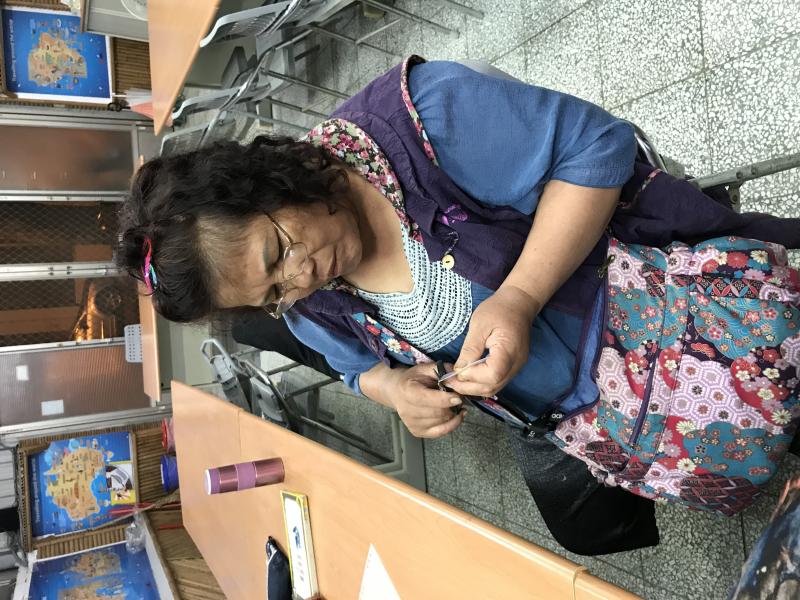 重光部落的姊姊製作卡片